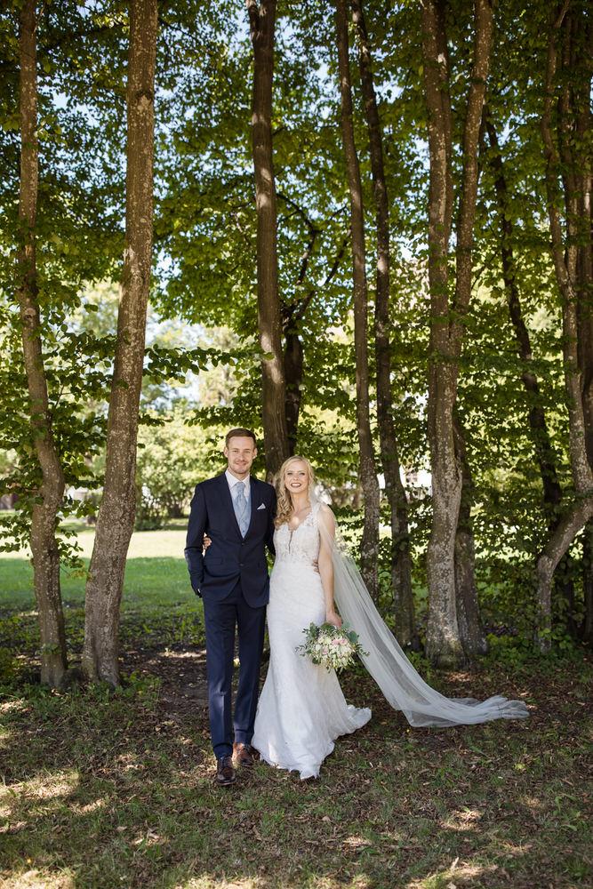 klassisches Hochzeitsfoto mit Braut und Bräutigam im Grünen